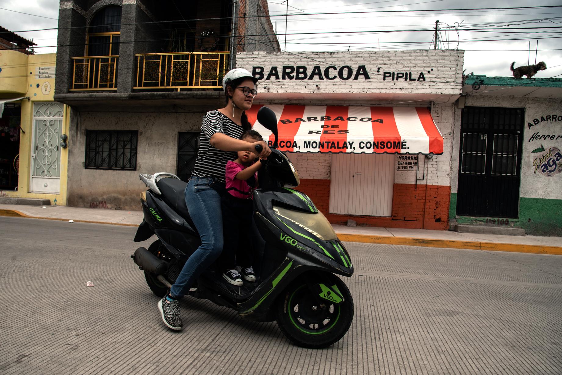 Una persona con su hije sobre una moto