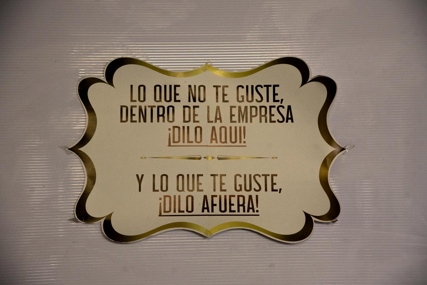 Letrero que dice: 'Lo que no te guste dentro de la empresa, ¡dilo aquí! Y lo que te guste, ¡dilo afuera!'