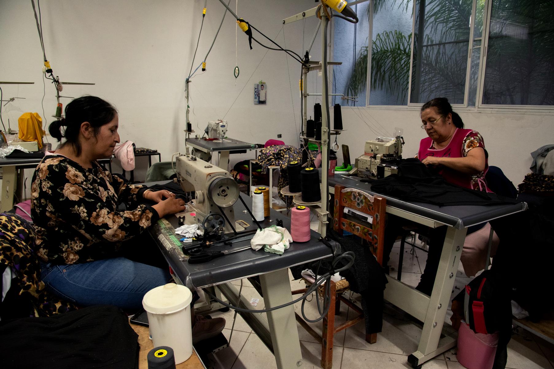 Unas señoras maquiladoras trabajando.