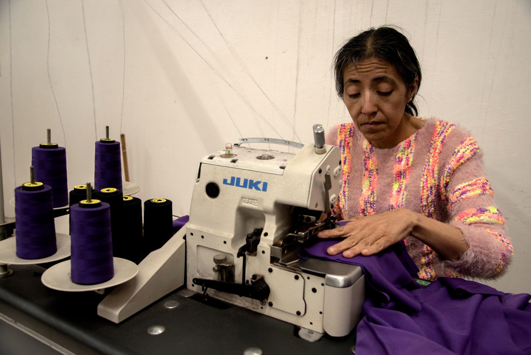 Una costurera cosiendo una tela con su máquina de coser