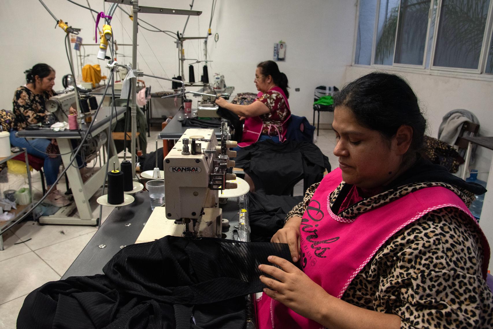 Un grupo de costureras trabajando con sus respectivas máquinas